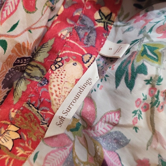 Soft Surroundings Rayon Top Blouse Long Sleeve Red Floral VNeck Buttons Small - Picture 5 of 5
